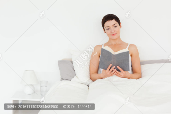 黑發(fā)女人讀一本書(shū)