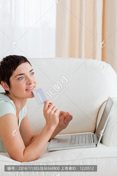 一個憂郁的女人買網上的肖像