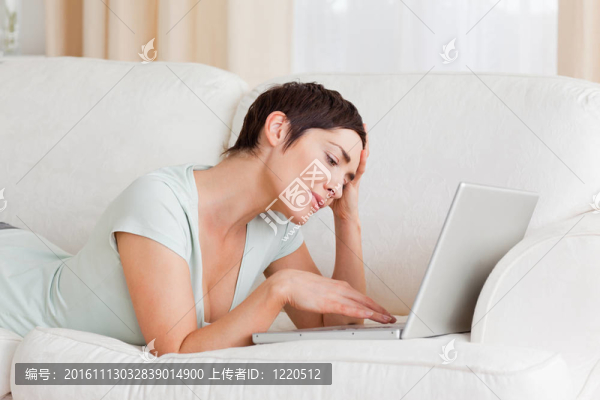 疲倦的女人使用筆記本電腦