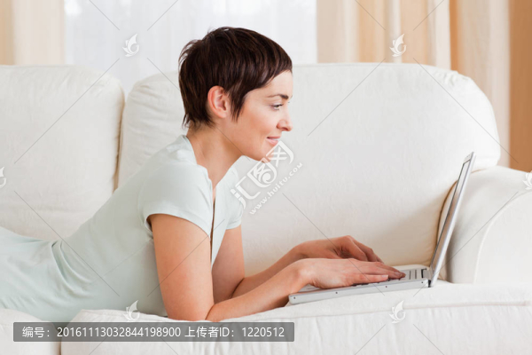 可愛的短發(fā)女人用筆記本電腦