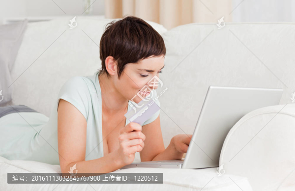 女子網(wǎng)上購(gòu)物