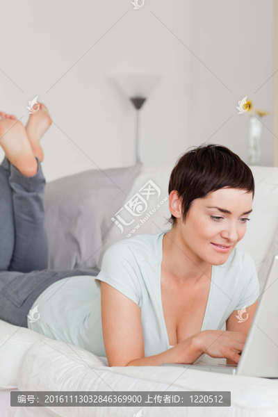 一個使用筆記本電腦的短發(fā)女人