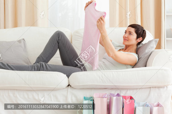 女人看著她剛買的T恤