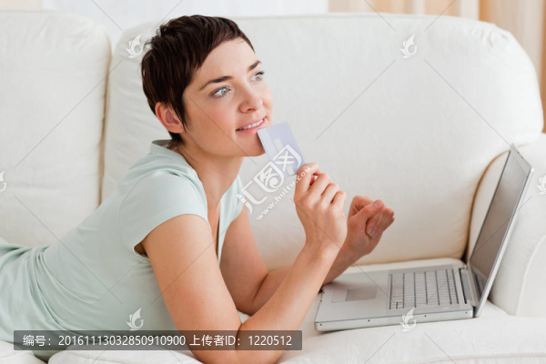 憂郁的年輕女子網(wǎng)上購買