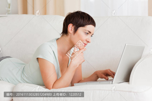 聚焦短發(fā)的女人使用筆記本電腦