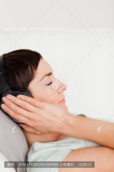 矮頭發(fā)的女人喜歡一些音樂