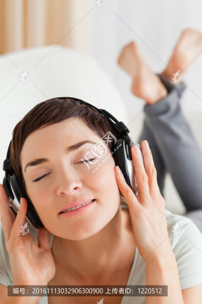 一個(gè)迷人的黑發(fā)，聽音樂(lè)的肖像
