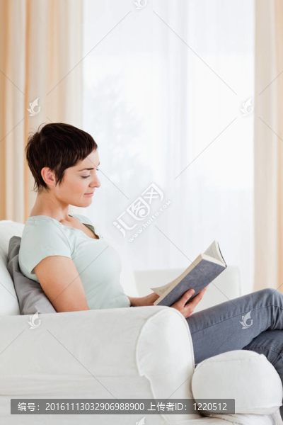 一個(gè)短發(fā)的女人在讀一本書(shū)