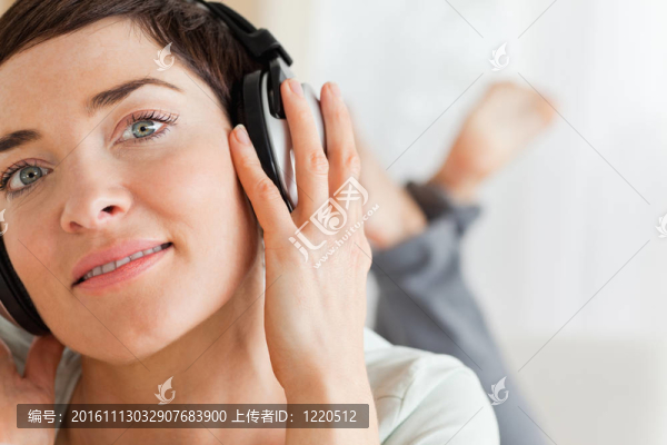靠近一個黑發(fā)聽音樂