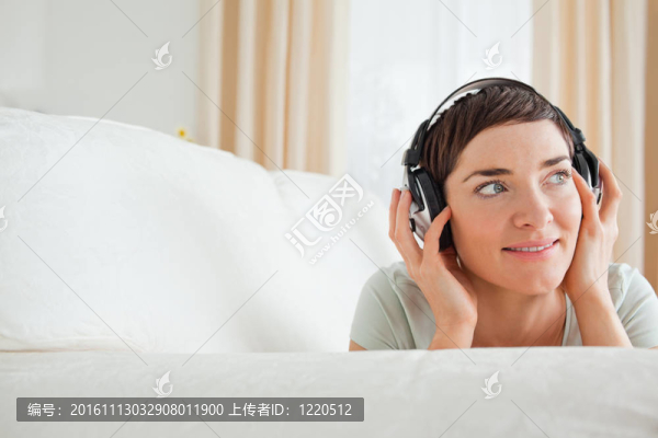 短發(fā)女人聽音樂