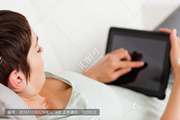 使用平板電腦的女人