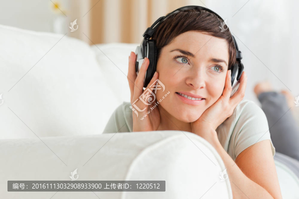 一個(gè)短發(fā)的女人在聽(tīng)音樂(lè)