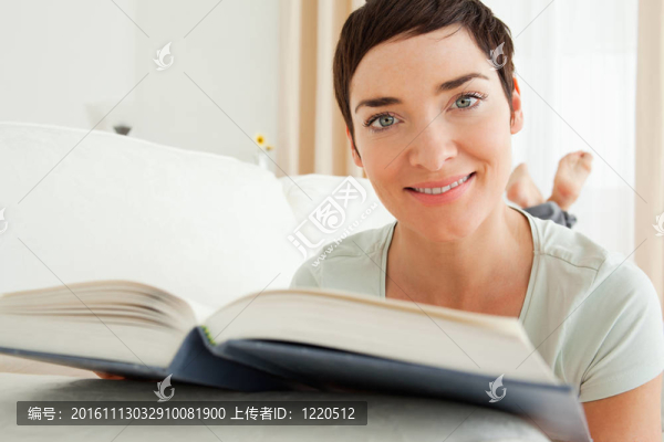 一個(gè)短發(fā)婦女和一本書的特寫