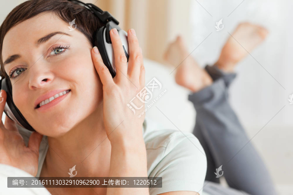 靠近一個(gè)微笑的女聽音樂