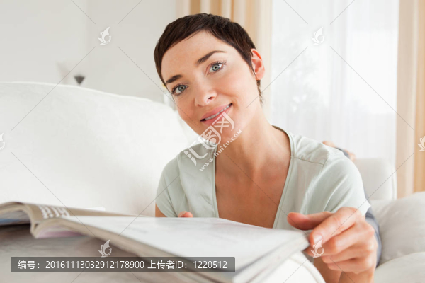可愛的女人閱讀一本雜志