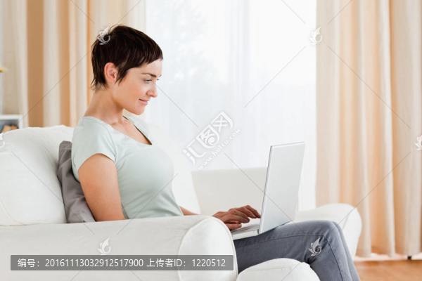 短發(fā)女人用筆記本電腦工作