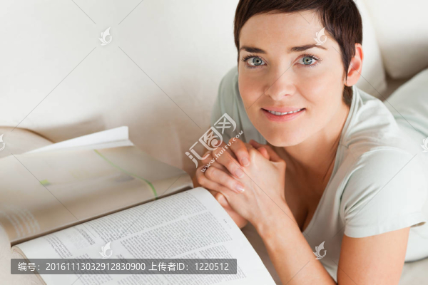 面帶微笑的女人帶著一本雜志
