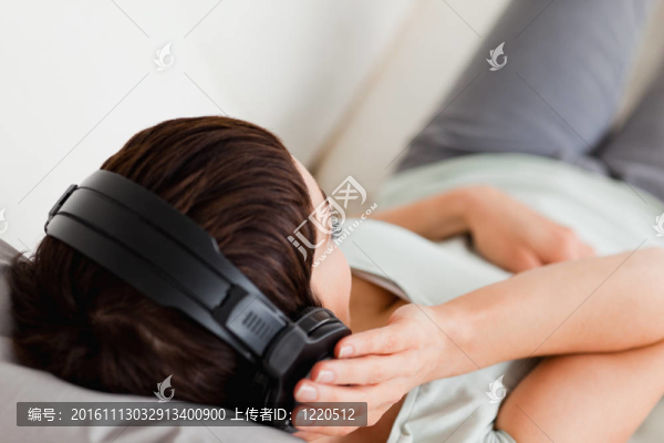 一個(gè)女人聽(tīng)音樂(lè)的最高看法