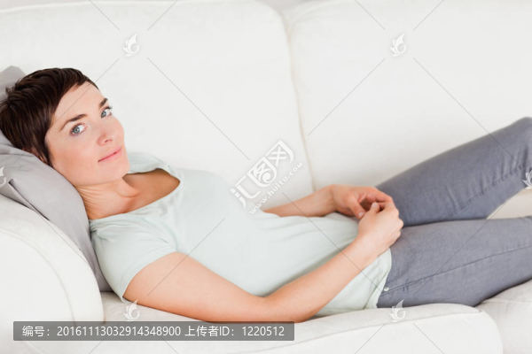 可愛的女人躺在沙發(fā)上