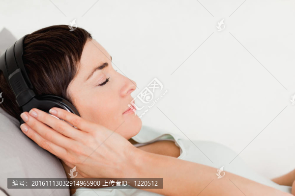 一個(gè)短發(fā)的女人在享受音樂(lè)