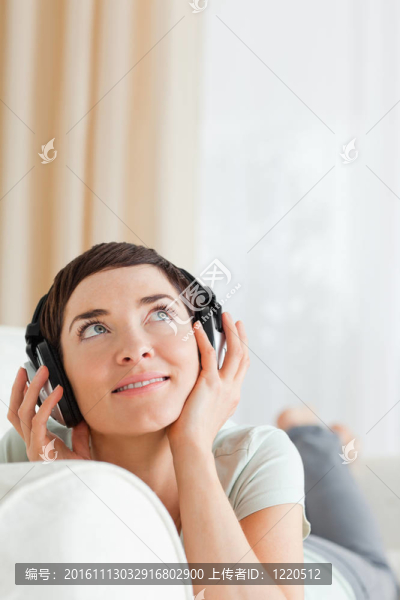 一個(gè)短發(fā)女人聽(tīng)音樂(lè)的肖像