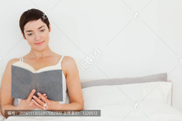 靠近一個(gè)女人讀一本書(shū)