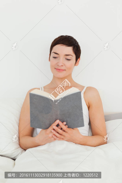 微笑的女讀一本書