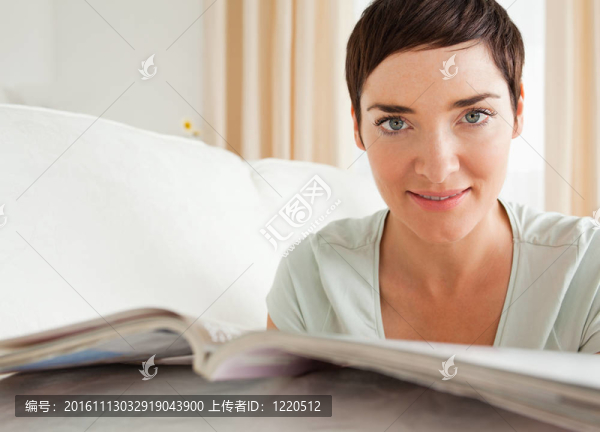 用雜志特寫(xiě)一個(gè)可愛(ài)的女人