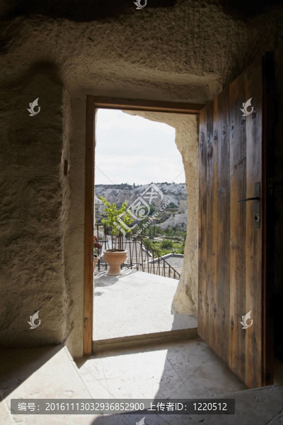 Goreme,Cappadocia通過(guò)一個(gè)山洞門(mén)口-匯圖網(wǎng) www.fosd68.com Goreme,Cappadocia通過(guò)一個(gè)山洞門(mén)口