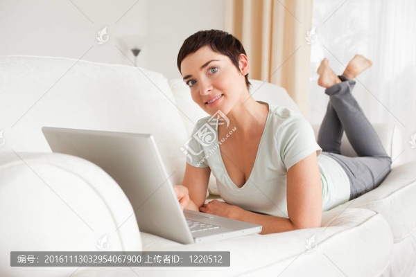 帶著筆記本電腦的微笑短發(fā)女人