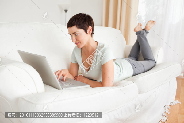 快樂的短發(fā)女人用筆記本電腦