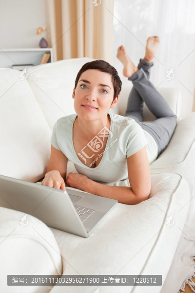 一個(gè)帶著筆記本電腦的黑發(fā)女人的肖像