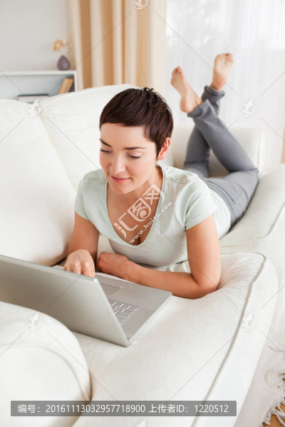 一個(gè)黑發(fā)女人使用筆記本電腦的肖像
