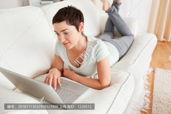 迷人的黑發(fā)女人用的