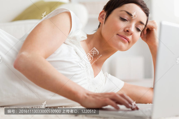 特寫一個(gè)安靜的女人放松與筆記本電腦