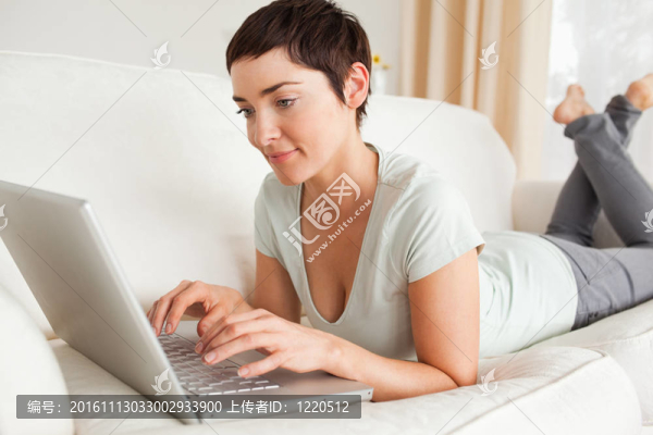 華麗的短發(fā)女人使用筆記本電腦