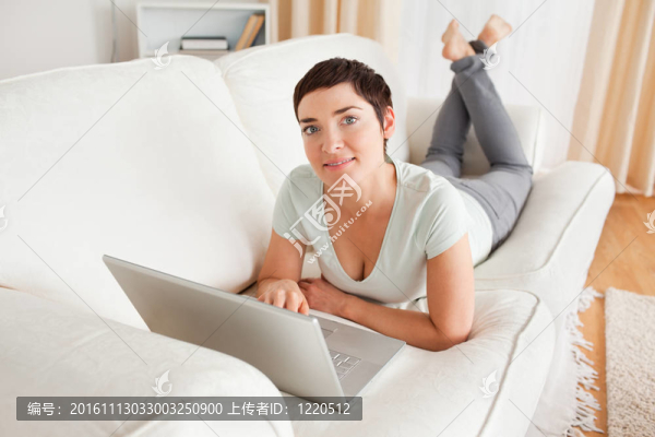 深色頭發(fā)的女人帶著一臺(tái)筆記本電腦