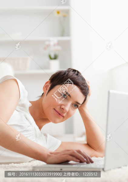 一個(gè)安靜的女人用筆記本放松的肖像