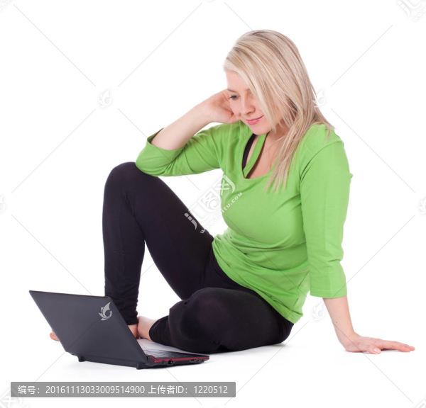 穿綠色休閑襯衫的年輕女性在筆記本電腦上工作