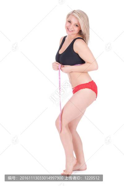 年輕；長發(fā)女人測量她的腰