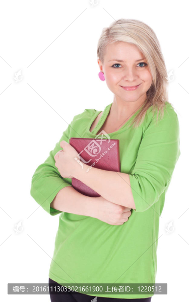 穿著綠色襯衫看書的微笑的年輕女子