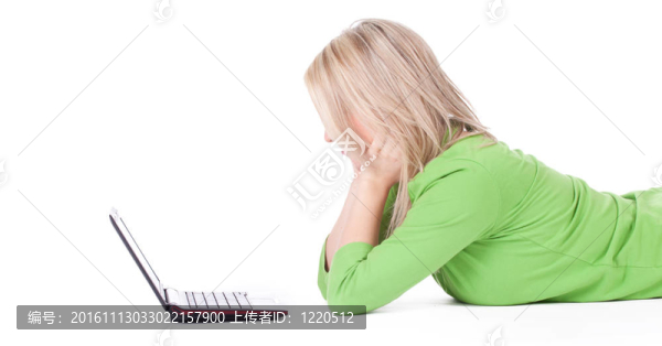 穿綠色休閑襯衫的年輕女性在筆記本電腦上工作