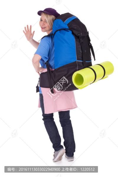 帶棒球帽的年輕女游客；揮手問候