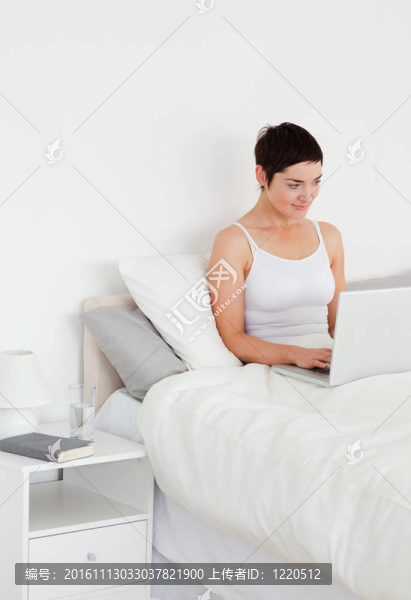 漂亮的女人使用筆記本電腦