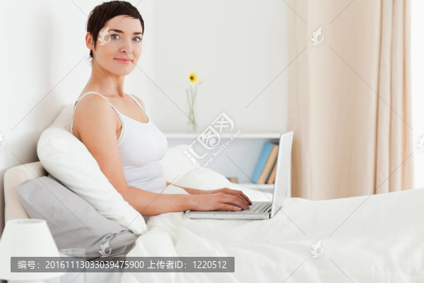 可愛的女人使用筆記本電腦