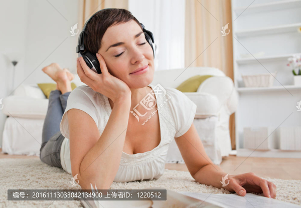 有雜志欣賞音樂(lè)的女人