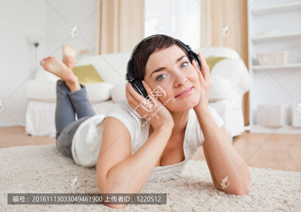 一個高興的女人在聽音樂