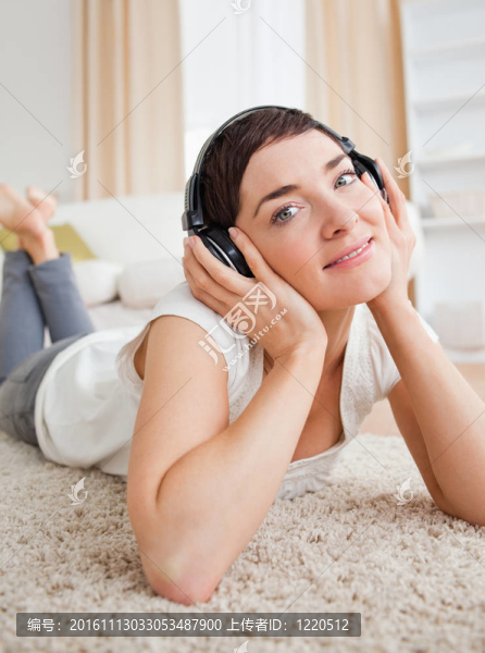 一個高興的女人聽音樂的肖像