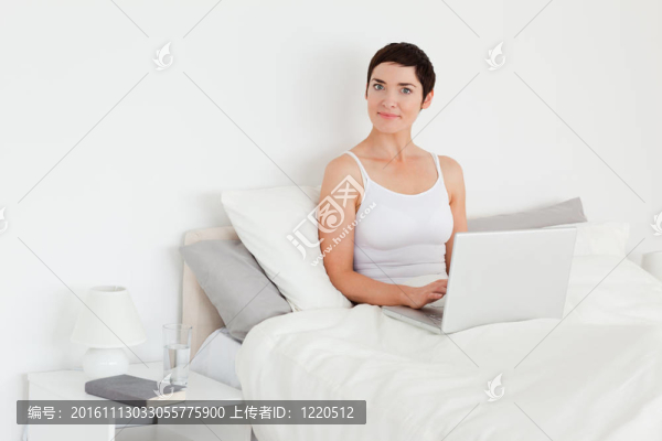 迷人的女人使用筆記本電腦