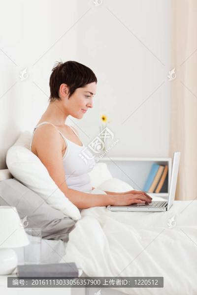一個(gè)使用筆記本電腦的女人的肖像